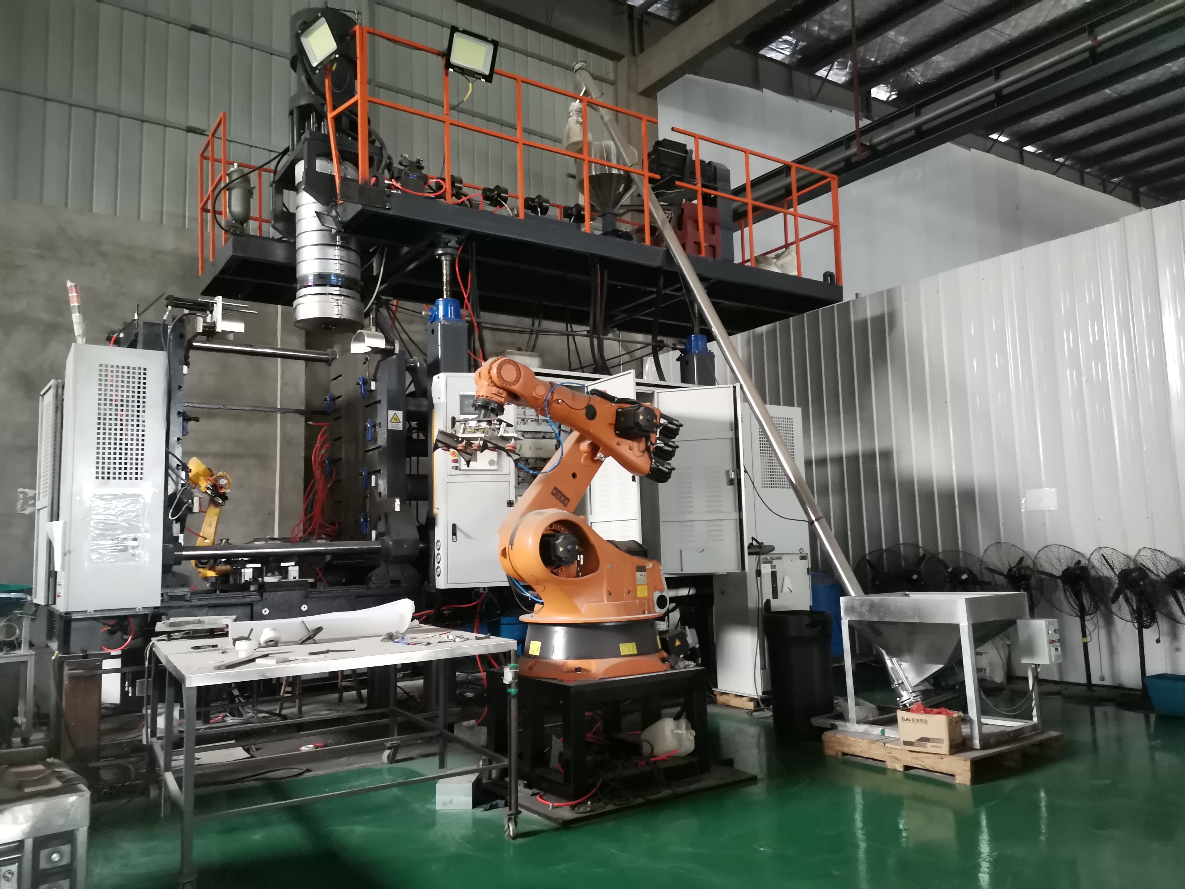 机器人 配合 吹塑 机 自动化 生产